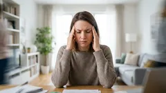 Co powoduje mgłę mózgową: przyczyną są 4 szkodliwe nawyki